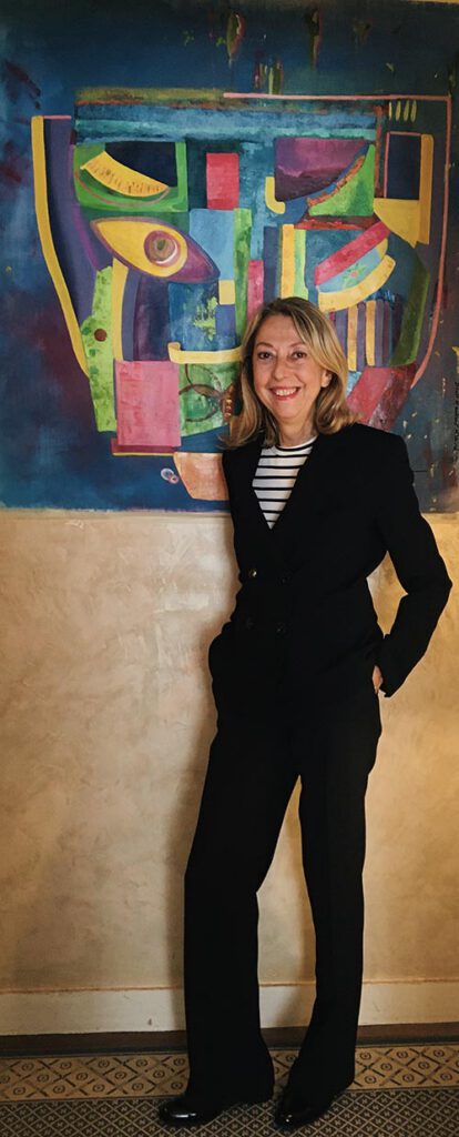 Je me présente, ma biographie, ma démarche artistique, en fond, la réalisation de mon oeuvre peinture acrylique art contemporain intitulé "le mystérieux "oeuvre abstraite et vibrante "qui mêle des influences cubistes à une palette de couleur très riche.Le tableau est une juxtaposition de formes géométriques et de formes plus organiques.L'ensemble donne l'impression d'un puzzle ou d'un vitrail moderne, structure du visage, bien qu'abstrait l'agencement suggère un masque .Palette chromatique, des nuances de bleu azur, de turquoise, et de violet dominent l'arrière plan; accents chauds, le jaune vif, le rouge brique, et l'orange viennent casser les tons froids pour attirer l'oeil sur les détails spécifiques. Contrastes, le passage du vert au rose, du bleu au jaune.