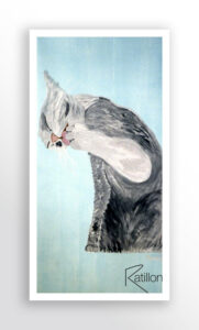 Peinture acrylique sur toiler, chat gris et blanc capturé dans un moment d'intimité totale sa toilette. L'animal est incliné, la tête penchée vers sa patte avant qu'il lèche avec application. On distingue nettement sa petite langue rose. Le chat occupe la majeur partie de la verticalité de la toile. Il se détache sur un fond bleu ciel très pâle et uniforme.