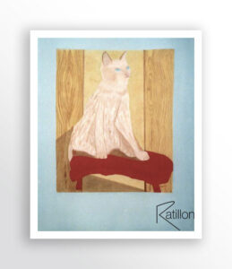 Peinture acrylique art contemporain chat blanc au reflet crème regarde de profil, dans un intérieur élégant,est assis majestueusement sur un footstool rouge vif.L'animal aux yeux perçants, dégage une attitude noble et calme. Fond boisé très détaillé où les nervures de bois sont tracées avec finesse.L'arrière plan global est d'un bleu clair uni créant un encadrement qui met en valeur la scène animal.